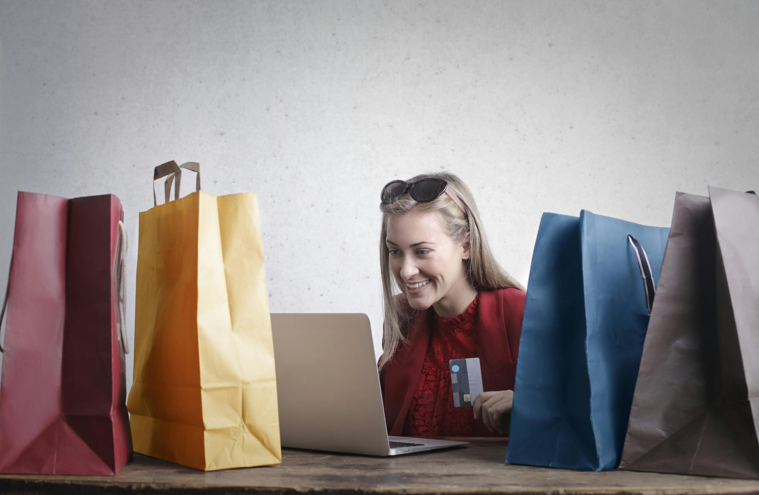Wanita berbelanja online, contoh cara praktis bisnis kecil.